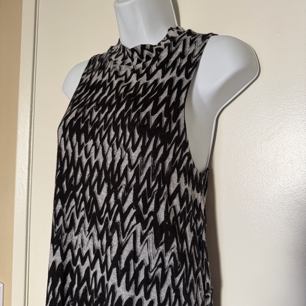 Chic High-Low Black and White Patterned Dress - Picture 2 of 3